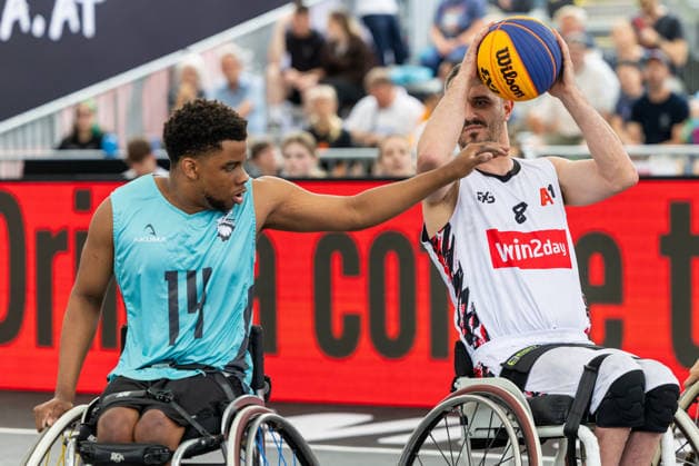 BASKETBALL - FIBA 3x3 World Tour VIENNA,AUSTRIA,14.JUN.26 - BASKETBALL - FIBA 3x3 World Tour. Image shows a participant and Mehmet Hayirli (AUT).  GEPAxpictures xPhilippxBrem