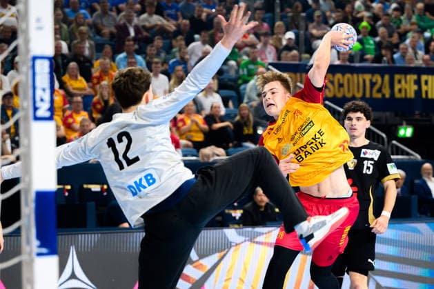 Cologne, Germany Handball EHF Youth Club Trophy Final Fuechse Berlin GOG v li Matteo Agostinelli Berlin , Nicolas Sorensen Hedberg GOG Cologne Lanxess Arena Nordrhein Westfalen Germany