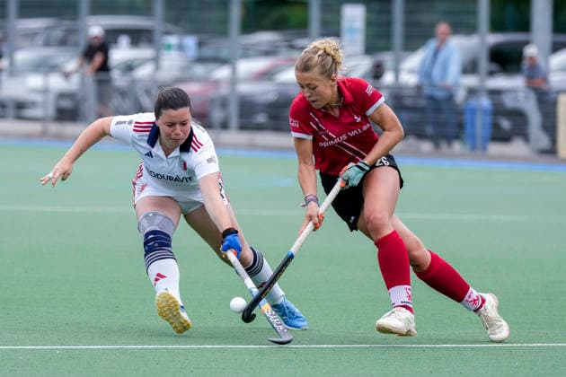 v li Luisa Höfling Conradi FHC, 18 , Lotte Nafzger TSVMH, 26 , duel, duel scene, duel, tackle, tackling, dynamics, action, action, 14 06 2026, Mannheim Germany , Hockey, 2 Bundesliga Group South, Women, Feudenheimer HC TSV Mannheim xozx