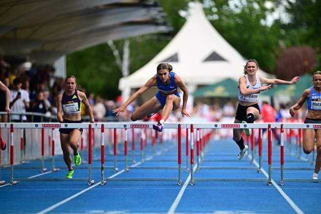 Shira Kurzawa LAC Erdgas Chemnitz flies over a hurdle at full stretch in the 400m hurdles at the Michael Hoffmann Stadium in Mannheim, with Megan Nieman South Africa behind her on the left The inscription Impens can also be seen on the side track Kurzawa Shira and Megan Nieman in the 400m hurdles in Mannheim Copyright: xMichaelxGelhardtx