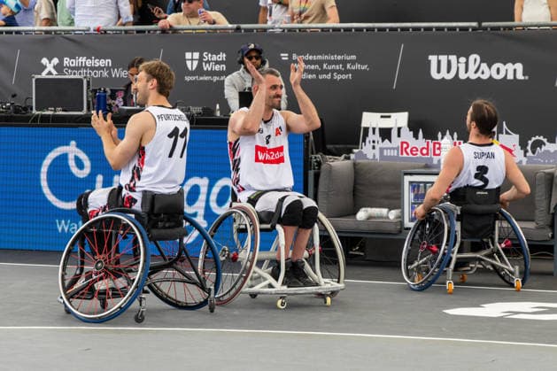 BASKETBALL - FIBA 3x3 World Tour VIENNA,AUSTRIA,14.JUN.26 - BASKETBALL - FIBA 3x3 World Tour. Image shows the rejoicing of Samuel Pfurtscheller, Mehmet Hayirli and Alexander Suppan (AUT).  GEPAxpictures xPhilippxBrem