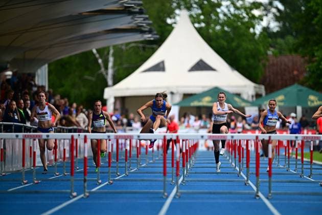 Shira Kurzawa LAC Erdgas Chemnitz, face c, jumps over a hurdle in full stretch while Pia Lauren Matsalu Estonia, face f, runs to her right In the background you can see other athletes, including Megan Nieman with a legible bib number, as well as the spectator stands at the Michael Hoffmann Stadium in Mannheim Shira Kurzawa and Pia Lauren Matsalu in the 100m hurdles in Mannheim Copyright: xMichaelxGelhardtx