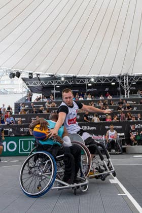 BASKETBALL - FIBA 3x3 World Tour VIENNA,AUSTRIA,14.JUN.26 - BASKETBALL - FIBA 3x3 World Tour. Image shows a participant and Hubert Hager (AUT).  GEPAxpictures xPhilippxBrem