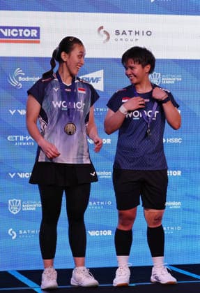 (SP)AUSTRALIA-SYDNEY-BADMINTON-AUSTRALIAN OPEN-WOMEN S DOUBLES (260614) -- SYDNEY, June 14, 2026 (Xinhua) -- Febriana Dwipuji Kusuma (L) Meilysa Trias Puspitasari of Indonesia pose during the awarding ceremony after the women s doubles final match between Jia Yifan Zhang Shuxian of China and Febriana Dwipuji Kusuma Meilysa Trias Puspitasari of Indonesia at the Australian Badminton Open 2026 in Sydney, Australia, June 14, 2026. (Xinhua Gong Bing)