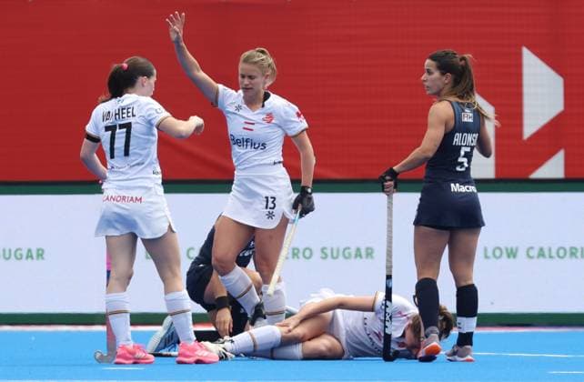 Belgium s Stephanie Vanden Borre lies injured on the ground during a hockey game between Belgian national team, Nationalteam Red Panthers and Argentina, Sunday 14 June 2026 in Wavre, match 9 16 in the group stage of the women s FIH Pro League competition. VIRGINIExLEFOUR  x177612611x