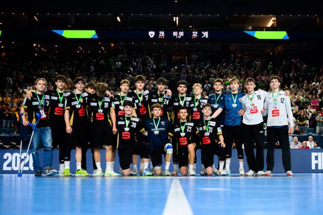 Cologne, Germany Handball EHF Youth Club Trophy Final Fuechse Berlin GOG the team of Berlin with the silver medal, group photo Cologne Lanxess Arena North Rhine-Westphalia Germany