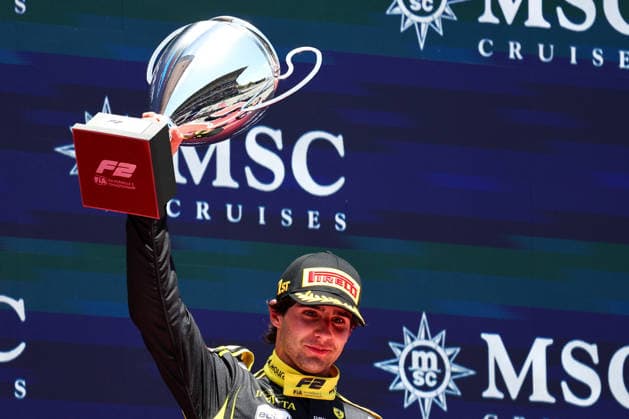 Race winner Rafael Camara of Brazil and Invicta Racing 1 lifts his trophy on the podium during the Round 5 Barcelona Feature race of the Formula 2 Championship , Race, F1 Grand Prix of Barcelona Catalunya, am 14 June 2026 in Barcelona, Spain Photo by Diogo Cardoso DeFodi Images Race winner Rafael Camara of Brazil and Invicta Racing 1 lifts his trophy on the podium during the Round 5 Barcelona Feature race of the Formula 2 Championship , Race, F1 Grand Prix of Barcelona Catalunya, Circuit de Barcelona Catalunya on June 14, 2026 in Barcelona, Spain Photo by Diogo Cardoso DeFodi Images
