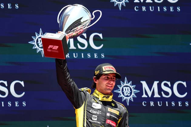 Race winner Rafael Camara of Brazil and Invicta Racing 1 lifts his trophy on the podium during the Round 5 Barcelona Feature race of the Formula 2 Championship , Race, F1 Grand Prix of Barcelona Catalunya, am 14 June 2026 in Barcelona, Spain Photo by Diogo Cardoso DeFodi Images Race winner Rafael Camara of Brazil and Invicta Racing 1 lifts his trophy on the podium during the Round 5 Barcelona Feature race of the Formula 2 Championship , Race, F1 Grand Prix of Barcelona Catalunya, Circuit de Barcelona Catalunya on June 14, 2026 in Barcelona, Spain Photo by Diogo Cardoso DeFodi Images