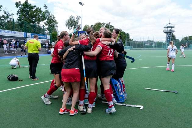 Players of TSV Mannheim Hockey, cheering after the final whistle about the promotion to the 1 Bundesliga, promoted, promoted women, promoted, joy about the victory, winner, winners, cheers, cheering, cheerful, positive, rejoicing, optimistic, highlight, action, 14 06 2026, Mannheim Germany , Hockey, 2 Bundesliga Group South, Women, Feudenheimer HC TSV Mannheim xozx