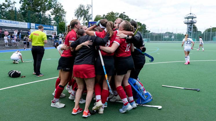 Players of TSV Mannheim Hockey, cheering after the final whistle about the promotion to the 1 Bundesliga, promoted, promoted women, promoted, joy about the victory, winner, winners, cheers, cheering, cheerful, positive, rejoicing, optimistic, highlight, action, 14 06 2026, Mannheim Germany , Hockey, 2 Bundesliga Group South, Women, Feudenheimer HC TSV Mannheim xozx