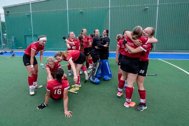 Players of TSV Mannheim Hockey, cheering after the final whistle about the promotion to the 1 Bundesliga, promoted, promoted women, promoted, joy about the victory, winner, winners, cheers, cheering, cheerful, positive, rejoicing, optimistic, highlight, action, 14 06 2026, Mannheim Germany , Hockey, 2 Bundesliga Group South, Women, Feudenheimer HC TSV Mannheim xozx