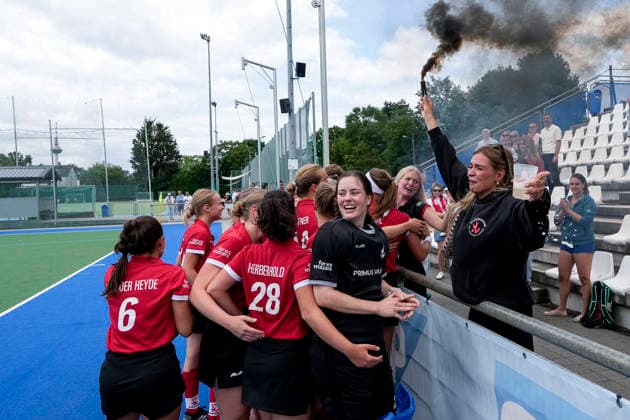 Players of TSV Mannheim Hockey, cheering after the final whistle about the promotion to the 1 Bundesliga, promoted, promoted women, promoted, joy about the victory, winner, winners, cheers, cheering, cheerful, positive, rejoicing, optimistic, highlight, action, 14 06 2026, Mannheim Germany , Hockey, 2 Bundesliga Group South, Women, Feudenheimer HC TSV Mannheim xozx