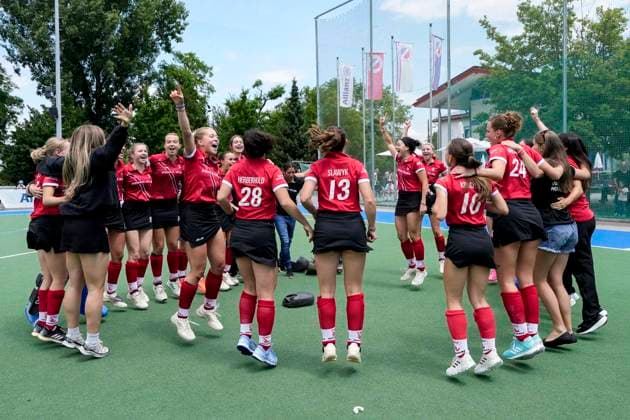 Players of TSV Mannheim Hockey, cheering after the final whistle about the promotion to the 1 Bundesliga, promoted, promoted women, promoted, joy about the victory, winner, winners, cheers, cheering, cheerful, positive, rejoicing, optimistic, highlight, action, 14 06 2026, Mannheim Germany , Hockey, 2 Bundesliga Group South, Women, Feudenheimer HC TSV Mannheim xozx