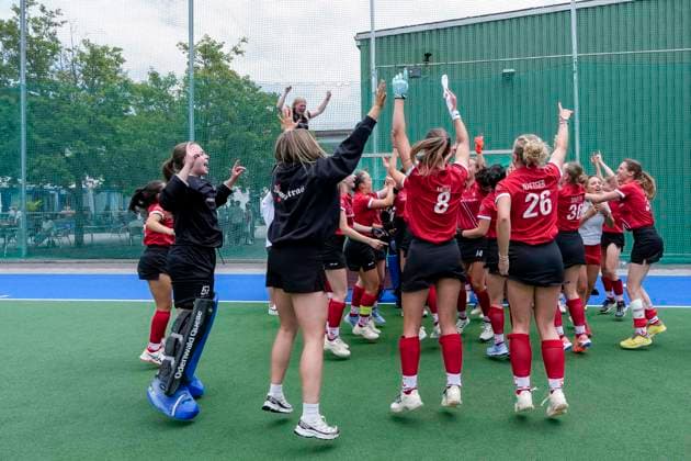 Players of TSV Mannheim Hockey, cheering after the final whistle about the promotion to the 1 Bundesliga, promoted, promoted women, promoted, joy about the victory, winner, winners, cheers, cheering, cheerful, positive, rejoicing, optimistic, highlight, action, 14 06 2026, Mannheim Germany , Hockey, 2 Bundesliga Group South, Women, Feudenheimer HC TSV Mannheim xozx