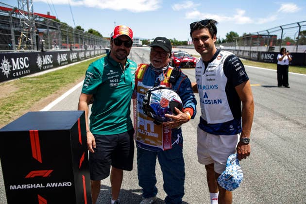 F1 - BARCELONA-CATALUNYA GRAND PRIX 2026 SAINZ Carlos (spa), Williams F1 Team FW48, portrait ALONSO Fernando (spa), Aston Martin F1 Team Honda AMR26, portrait marshall, commissaire de piste, marshal, marshalls, marshals award during the Formula 1 Barcelona-Catalunya Grand Prix 2026, 7th round of the 2026 Formula One World Championship, WM, Weltmeisterschaft from June 12 to 14, 2026 on the Circuit de Barcelona-Catalunya, in Montmelo, Spain - MontmeloSpain  Copyright: xXavixBonillax