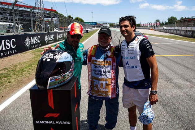 F1 - BARCELONA-CATALUNYA GRAND PRIX 2026 SAINZ Carlos (spa), Williams F1 Team FW48, portrait ALONSO Fernando (spa), Aston Martin F1 Team Honda AMR26, portrait marshall, commissaire de piste, marshal, marshalls, marshals award during the Formula 1 Barcelona-Catalunya Grand Prix 2026, 7th round of the 2026 Formula One World Championship, WM, Weltmeisterschaft from June 12 to 14, 2026 on the Circuit de Barcelona-Catalunya, in Montmelo, Spain - MontmeloSpain  Copyright: xXavixBonillax