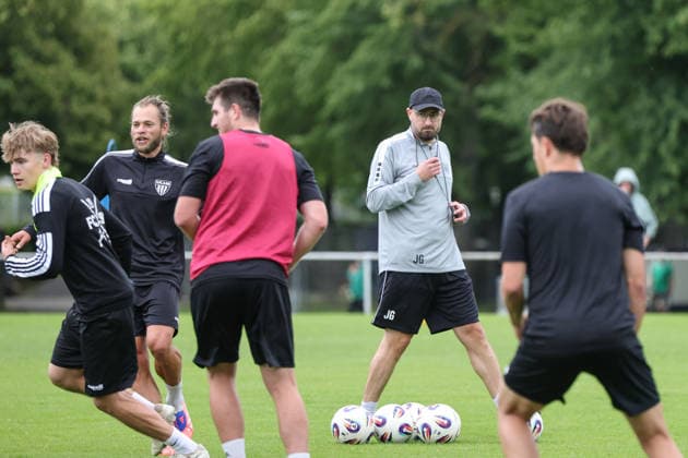 14 06 2026, Football, Men, Regionalliga Bayern, Season 2026 2027 Training kick-off FC Schweinfurt 05 Coach Jan Gernlein FC Schweinfurt 05 watches his players at training Schweinfurt Riedel Bau Arena at Sachs Stadio Bayern Unterfranken Germany