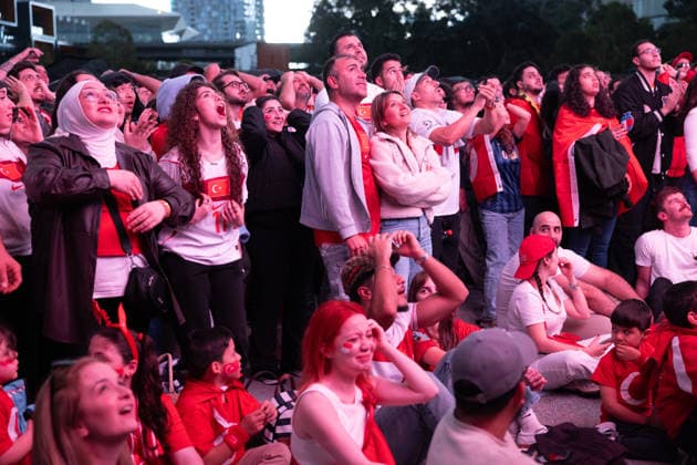 WORLD CUP LIVE SITE, Fans watch the FIFA World Cup, WM, Weltmeisterschaft, Fussball Group D Australia versus Tu?rkiye match live site at Tumbalong Park in Sydney, Sunday, June 14, 2026. ( NO ARCHIVING SYDNEY NEW SOUTH WALES Australia  Copyright: xNADIRxKINANIx 20260614163312223015