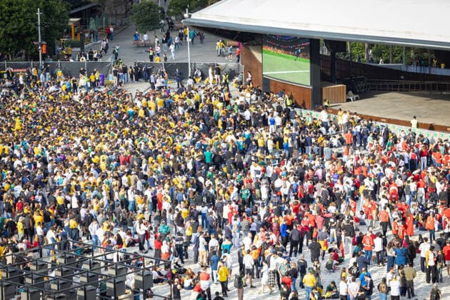 WORLD CUP LIVE SITE, Fans watch the FIFA World Cup, WM, Weltmeisterschaft, Fussball Group D Australia versus Tu?rkiye match live site at Tumbalong Park in Sydney, Sunday, June 14, 2026. ( NO ARCHIVING SYDNEY NEW SOUTH WALES Australia  Copyright: xNADIRxKINANIx 20260614164564445521