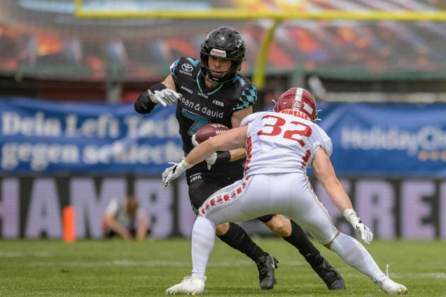 Louis Geyer (Munich Ravens, 07) runs with the ball, Angelo Barletta (Prague Lions, 32) tries to stop him, Munich Ravens vs Prague Lions, American Football, European Football Alliance, Week 5, 2026, 14.06.2026, Unterhaching uhlsport Sportpark Germany Copyright: xFootxBowlxPressexFotoxAgentur JUx