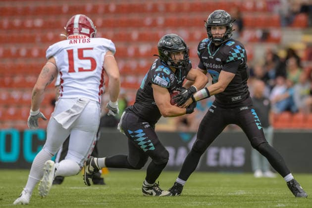 Russell Tabor (Munich Ravens, 09) hands off ball to Benedikt Pohler (Munich Ravens, 26), Munich Ravens vs Prague Lions, American Football, European Football Alliance, Week 5, 2026, 14.06.2026, Unterhaching uhlsport Sportpark Germany Copyright: xFootxBowlxPressexFotoxAgentur JUx