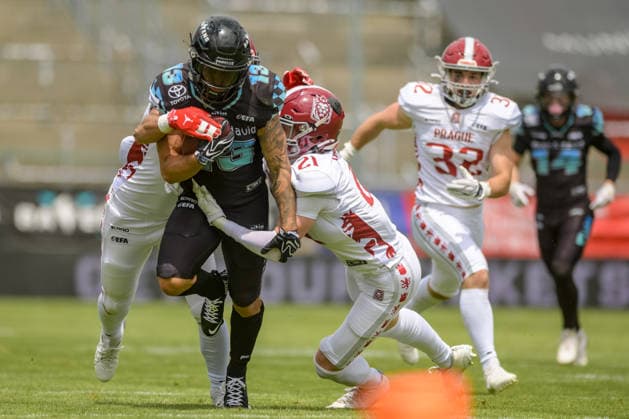 Mavin Rutsch (Munich Ravens, 13) with the ball got tackled by Hubert Kvacek (Prague Lions, 21), Munich Ravens vs Prague Lions, American Football, European Football Alliance, Week 5, 2026, 14.06.2026, Unterhaching uhlsport Sportpark Germany Copyright: xFootxBowlxPressexFotoxAgentur JUx
