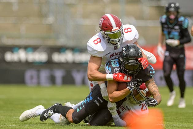 Mavin Rutsch (Munich Ravens, 13) with the ball got tackled by Hubert Kvacek (Prague Lions, 21), Munich Ravens vs Prague Lions, American Football, European Football Alliance, Week 5, 2026, 14.06.2026, Unterhaching uhlsport Sportpark Germany Copyright: xFootxBowlxPressexFotoxAgentur JUx