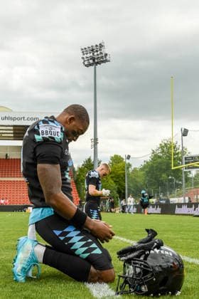 Divine Buckrham (Munich Ravens, 11) praying, Munich Ravens vs Prague Lions, American Football, European Football Alliance, Week 5, 2026, 14.06.2026, Unterhaching uhlsport Sportpark Germany Copyright: xFootxBowlxPressexFotoxAgentur JUx