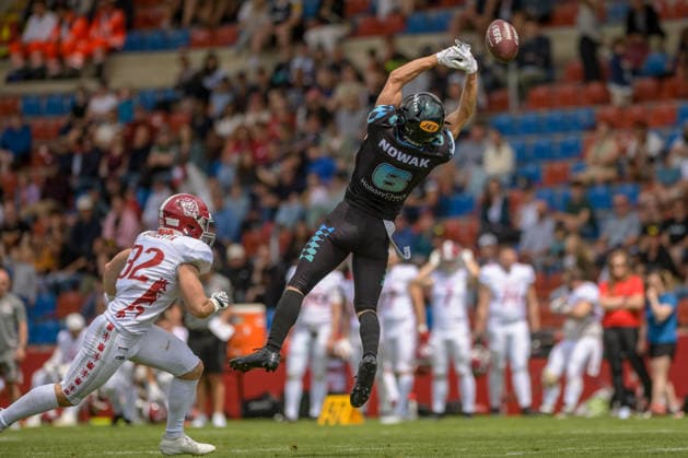 Jannik Nowak (Munich Ravens, 06) misses the catch, Munich Ravens vs Prague Lions, American Football, European Football Alliance, Week 5, 2026, 14.06.2026, Unterhaching uhlsport Sportpark Germany Copyright: xFootxBowlxPressexFotoxAgentur JUx