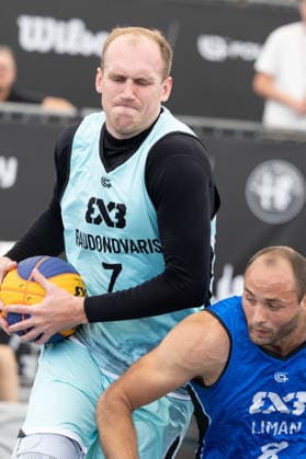 BASKETBALL - FIBA 3x3 World Tour VIENNA,AUSTRIA,14.JUN.26 - BASKETBALL - FIBA 3x3 World Tour. Image shows Aurelijus Pukelis (Raudondvaris) and Dorde Simeunovic (Liman).  GEPAxpictures xPhilippxBrem