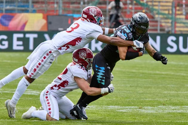 European Football Alliance EFA , Munich Ravens vs Prague Lions, Munich Ravens, Prague Lions, 2026 06 14 in München Unterhaching Alpenbauer Sportpark Unterhaching RUTSCH Marvin Munich Ravens Wide Receiver WR Nr13 MUC13 , BARLETTA Angelo Prague Lions Nr32 PRA32 , DAKOTA Thomas Prague Lions Nr3 PRA3 sportworld München Unterhaching Alpenbauer Sportpark Unterhachin Bayern Germany