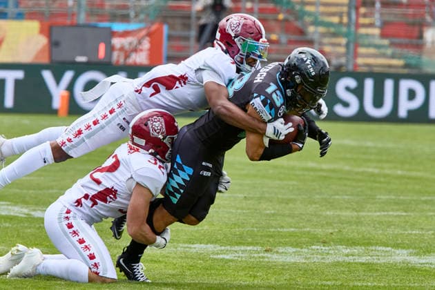 European Football Alliance EFA , Munich Ravens vs Prague Lions, Munich Ravens, Prague Lions, 2026 06 14 in München Unterhaching Alpenbauer Sportpark Unterhaching RUTSCH Marvin Munich Ravens Wide Receiver WR Nr13 MUC13 , BARLETTA Angelo Prague Lions Nr32 PRA32 , DAKOTA Thomas Prague Lions Nr3 PRA3 sportworld München Unterhaching Alpenbauer Sportpark Unterhachin Bayern Germany