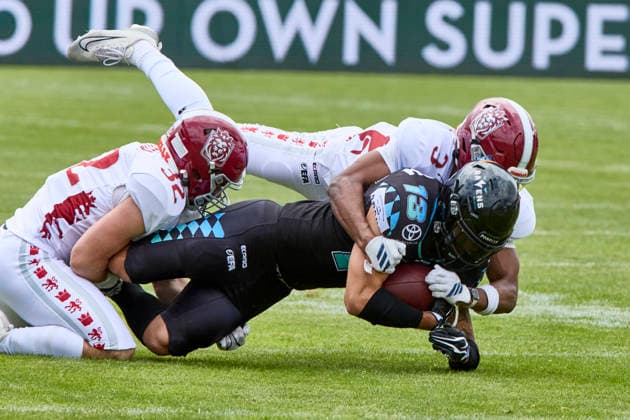 European Football Alliance EFA , Munich Ravens vs Prague Lions, Munich Ravens, Prague Lions, 2026 06 14 in München Unterhaching Alpenbauer Sportpark Unterhaching RUTSCH Marvin Munich Ravens Wide Receiver WR Nr13 MUC13 , BARLETTA Angelo Prague Lions Nr32 PRA32 , DAKOTA Thomas Prague Lions Nr3 PRA3 sportworld München Unterhaching Alpenbauer Sportpark Unterhachin Bayern Germany
