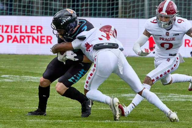 European Football Alliance EFA , Munich Ravens vs Prague Lions, Munich Ravens, Prague Lions, 2026 06 14 in München Unterhaching Alpenbauer Sportpark Unterhaching GEYER Louis Munich Ravens Wide Receiver WR Nr7 MUC7 , DAKOTA Thomas Prague Lions Nr3 PRA3 sportworld München Unterhaching Alpenbauer Sportpark Unterhachin Bayern Germany