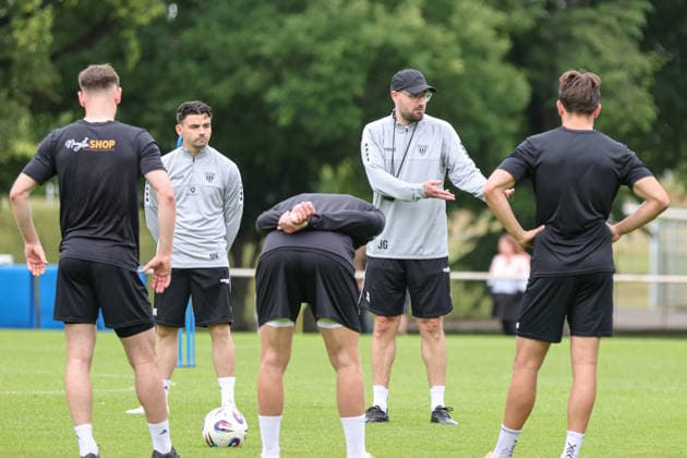 14 06 2026, Football, Men, Regionalliga Bayern, Season 2026 2027 Training kick-off FC Schweinfurt 05 Coach Jan Gernlein FC Schweinfurt 05 in the team circle Schweinfurt Riedel Bau Arena in Sachs Stadio Bayern Unterfranken Germany