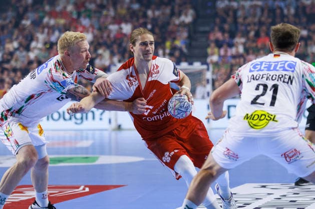 Juri KNORR Aalborg Handbold, 21 in a duel against Magnus SAUGSTRUP SC Magdeburg, 23 and Albin LAGERGREN SC Magdeburg, 21 GER, Aalborg Handbold vs SC Magdeburg, Handball, TruckScout24 EHF FINAL4 2026, Match for 3rd place, 2025 2026 season, 14 06 2026,, GER, Aalborg Handbold vs SC Magdeburg, Handball, TruckScout24 EHF FINAL4 2026, Match for 3rd place, 2025 2026 season, 14 06 2026, Cologne Copyright: xEibnerxPressefoto OliverxSchmidtx EP_OST