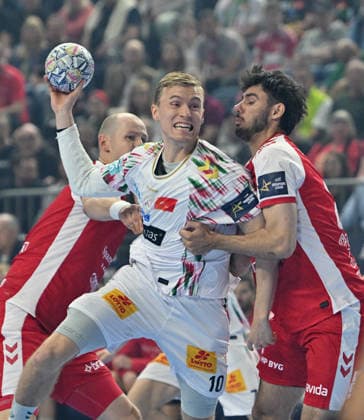 from l Simon HALD AH , Gisli KRISTJANSSON SCM , Marinus Munk AH action, duel Handball Champions League Final Four 2026, match for 3rd place , Aalborg Handbold AH SC Magdeburg MD , on 14 06 2026 in Cologne Germany Â