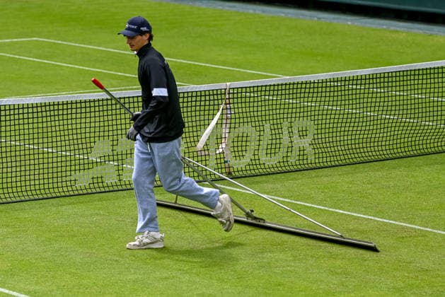 A helper dries the wet court after rain TERRA WORTMANN Open 2026, Tennis, ATP, Tennis Men 500, Tournament, Qualification, 14 06 2026, TERRA WORTMANN Open 2026, Tennis, ATP, Tennis Men 500, Tournament, Qualification, 14 06 2026 Halle Copyright: xEibner-Pressefoto RobertxGertzenx EP_RGN