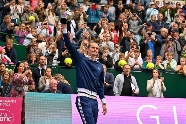 Alexander Zverev Germany receives a celebratory welcome and presents his trophy from Paris TERRA WORTMANN Open 2026, Tennis, ATP, Tennis Men 500, Tournament, Qualification, 14 06 2026, TERRA WORTMANN Open 2026, Tennis, ATP, Tennis Men 500, Tournament, Qualification, 14 06 2026 Halle Copyright: xEibner-Pressefoto RobertxGertzenx EP_RGN