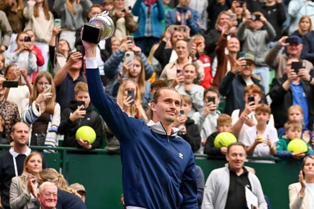 Alexander Zverev Germany receives a celebratory welcome and presents his trophy from Paris TERRA WORTMANN Open 2026, Tennis, ATP, Tennis Men 500, Tournament, Qualification, 14 06 2026, TERRA WORTMANN Open 2026, Tennis, ATP, Tennis Men 500, Tournament, Qualification, 14 06 2026 Halle Copyright: xEibner-Pressefoto RobertxGertzenx EP_RGN