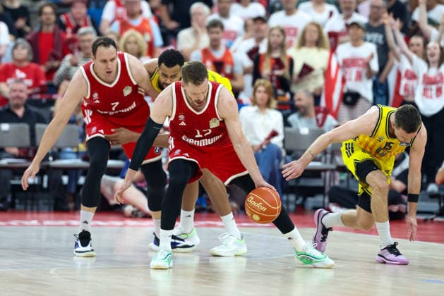 Andreas Obst FC Bayern Basketball, 13 with ball, with Johannes Voigtmann FC Bayern Basketball, 07 and Martin Hermannsson Alba Berlin, 15 , GER, FC Bayern Basketball vs Alba Berlin, Basketball, easycredit Basketball Bundesliga, Playoffs, Final, Game 2, Season 2025 2026, 14 06 2026, GER, FC Bayern Basketball vs Alba Berlin, Basketball, easycredit Basketball Bundesliga, Playoffs, Final, Game 2, Season 2025 2026, 14 06 2026 Muenchen Copyright: xEibner-Pressefoto JennixMaulx EP_JML