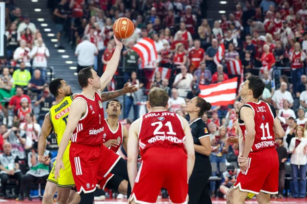 Johannes Voigtmann FC Bayern Basketball, 07 and Norris Agbakoko Alba Berlin, 17 at Tip Off, GER, FC Bayern Basketball vs Alba Berlin, Basketball, easycredit Basketball Bundesliga, Playoffs, Final, Game 2, Season 2025 2026, 14 06 2026, GER, FC Bayern Basketball vs Alba Berlin, Basketball, easycredit Basketball Bundesliga, Playoffs, Final, Game 2, Season 2025 2026, 14 06 2026 Munich Copyright: xEibner-Pressefoto JennixMaulx EP_JML
