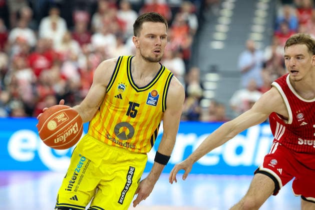 Martin Hermannsson Alba Berlin, 15 with Justuz Hollatz FC Bayern Basketball, 21 , GER, FC Bayern Basketball vs Alba Berlin, Basketball, easycredit Basketball Bundesliga, Playoffs, Final, Game 2, Season 2025 2026, 14 06 2026, GER, FC Bayern Basketball vs Alba Berlin, Basketball, easycredit Basketball Bundesliga, Playoffs, Final, Game 2, Season 2025 2026, 14 06 2026 Munich Copyright: xEibner-Pressefoto JennixMaulx EP_JML