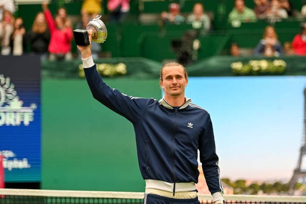 Alexander Zverev Germany presents his trophy from Paris TERRA WORTMANN Open 2026, Tennis, ATP, Tennis Men 500, Tournament, Qualification, 14 06 2026, TERRA WORTMANN Open 2026, Tennis, ATP, Tennis Men 500, Tournament, Qualification, 14 06 2026 Halle Copyright: xEibner-Pressefoto RobertxGertzenx EP_RGN