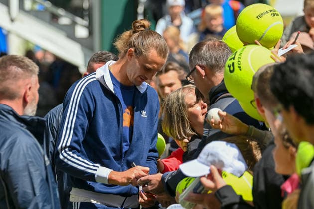 Alexander Zverev Germany signs autographs TERRA WORTMANN Open 2026, Tennis, ATP, Tennis Men 500, Tournament, Qualification, 14 06 2026, TERRA WORTMANN Open 2026, Tennis, ATP, Tennis Men 500, Tournament, Qualification, 14 06 2026 Halle Copyright: xEibner-Pressefoto RobertxGertzenx EP_RGN