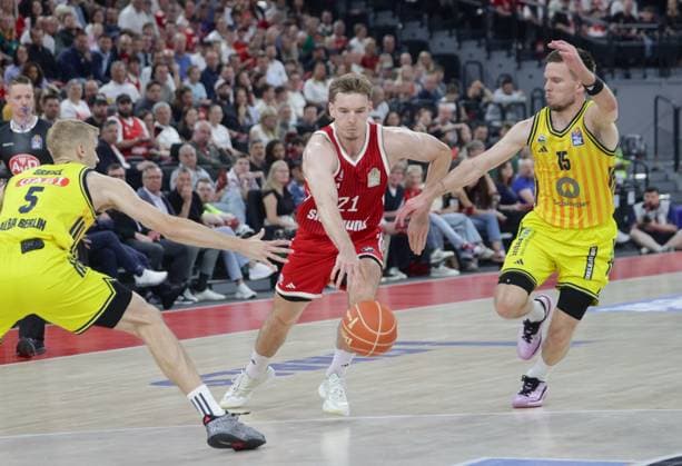 Bayerns 21 Justus HOLLATZ between Berlins 5 GRIESEL and Berlins 15 HERMANNSSON Basketball, Bayern Berlin Bundesliga, FC Bayern Basketball Alba Berlin, Playoff Final, 2 Game, Season 2025 2026, 14 06 2026, in Munich, S A P G A R D E N, Germany Source Copyright Credit Oryk HAIST xBASKETBALL-BAYERN-BERLINx