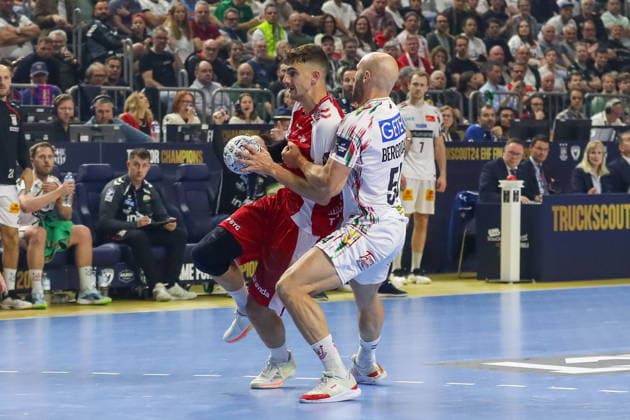 Cologne 14.06.2026. Pilka reczna EHF Liga Mistrzow sezon 2025 26 final4 mecz: Aalborg Handbold - SC Magdeburg --- Handball EHF Champions League season 2025 26 final4 match: Aalborg Handbold - SC Magdeburg nz Hoxer Mads, Bergendahl Oscar Fot. Kacper Staniec NEWSPIX.PL --- newspix.pl 