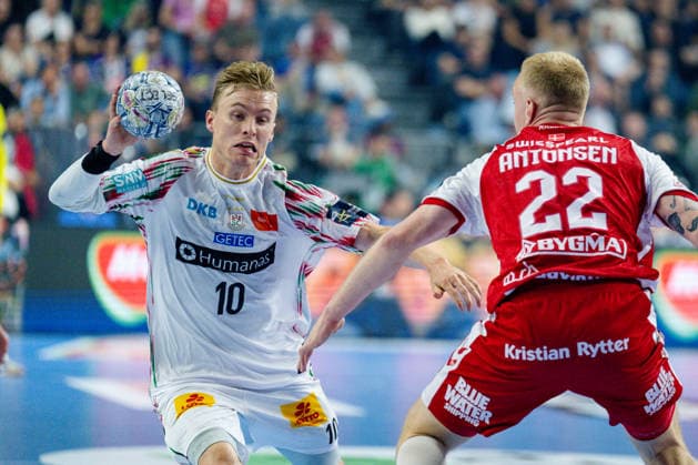 Cologne, 12 05 2026, Handball, Men, EHF Champions League Men 2025 26, Match for 3rd place, Aalborg Handball SC Magdeburg Gisli Thorgeir Kristjansson SC Magdeburg, 10 in duel with RenÃ Antonsen Aalborg Handball, 22