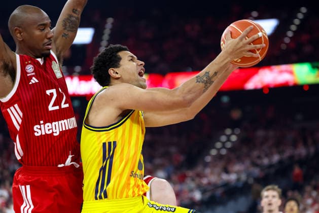 Michael Rataj Alba Berlin, 21 with ball with Isiaha Mike FC Bayern Basketball, 22 , GER, FC Bayern Basketball vs Alba Berlin, Basketball, easycredit Basketball Bundesliga, Playoffs, Final, Game 2, Season 2025 2026, 14 06 2026, GER, FC Bayern Basketball vs Alba Berlin, Basketball, easycredit Basketball Bundesliga, Playoffs, Final, Game 2, Season 2025 2026, 14 06 2026 Muenchen Copyright: xEibner-Pressefoto JennixMaulx EP_JML