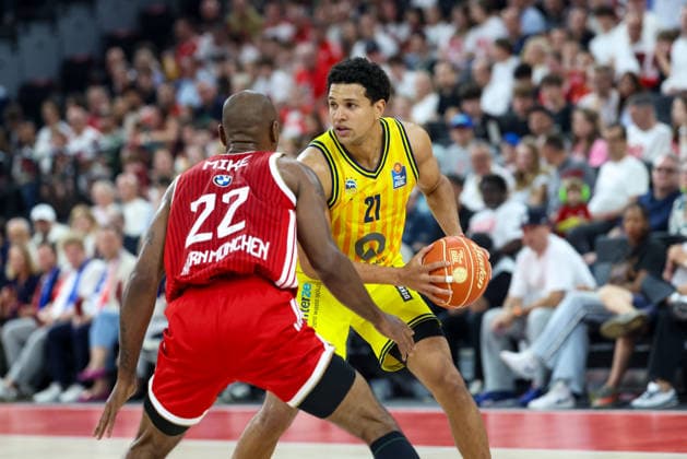 Michael Rataj Alba Berlin, 21 with Isiaha Mike FC Bayern Basketball, 22 , GER, FC Bayern Basketball vs Alba Berlin, Basketball, easycredit Basketball Bundesliga, Playoffs, Final, Game 2, Season 2025 2026, 14 06 2026, GER, FC Bayern Basketball vs Alba Berlin, Basketball, easycredit Basketball Bundesliga, Playoffs, Final, Game 2, Season 2025 2026, 14 06 2026 Munich Copyright: xEibner-Pressefoto JennixMaulx EP_JML